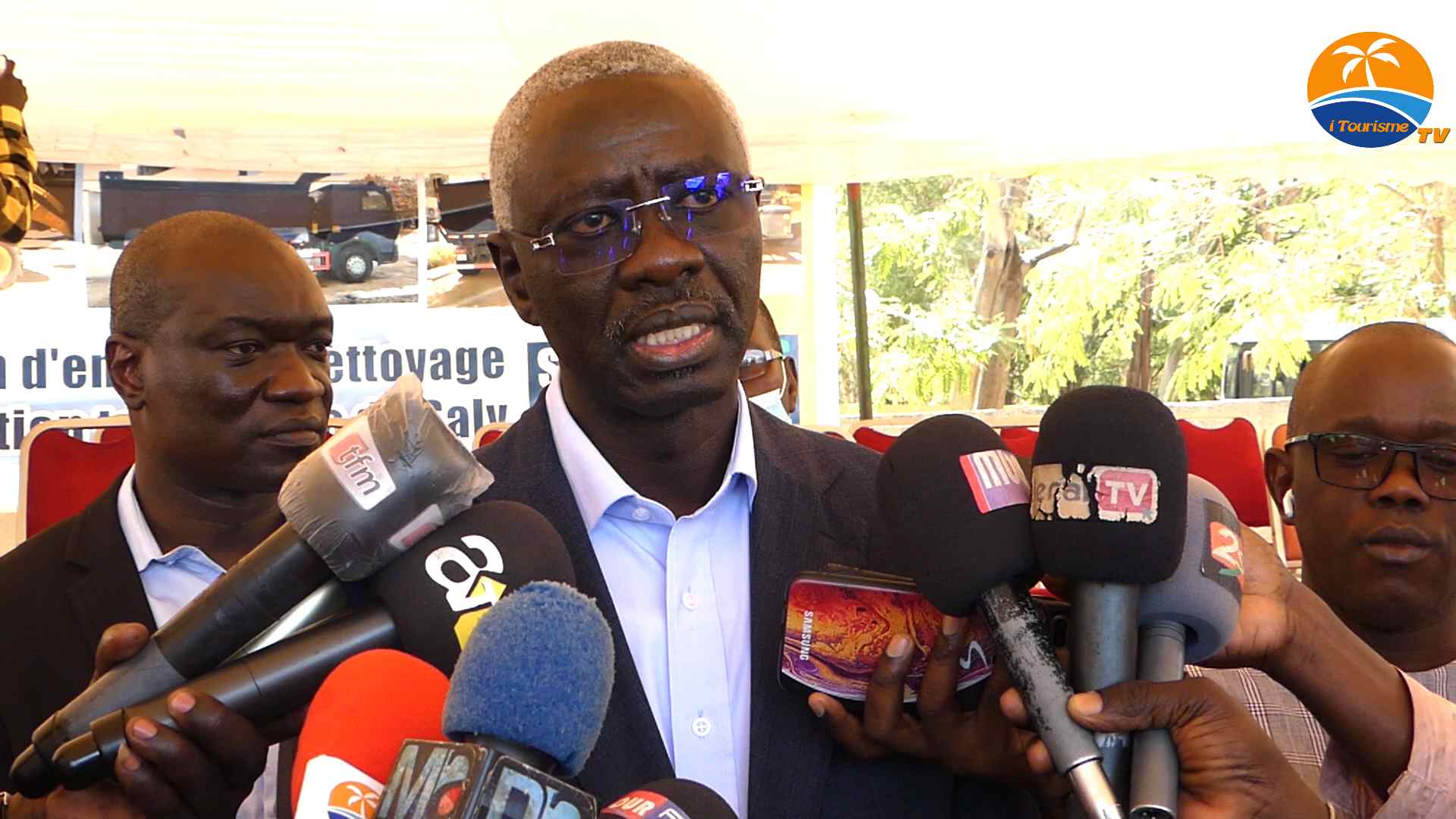 Le DG de la SAPCO Docteur Amadou Mame Diop, a rÃ©ceptionnÃ© quatre vÃ©hicules de nettoiement et de ramassage des ordures